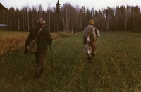 Så här såg det ut när Erkki o jag lämnade skogen 1981. jakten var slut o Matti Envall fotograferade. Erkki saknar gevär och det gjorde han nästan alltid. Låt bilden vara ett dokument på att jatdagarna med Erkki Louko har nått sin ände genom hans död.